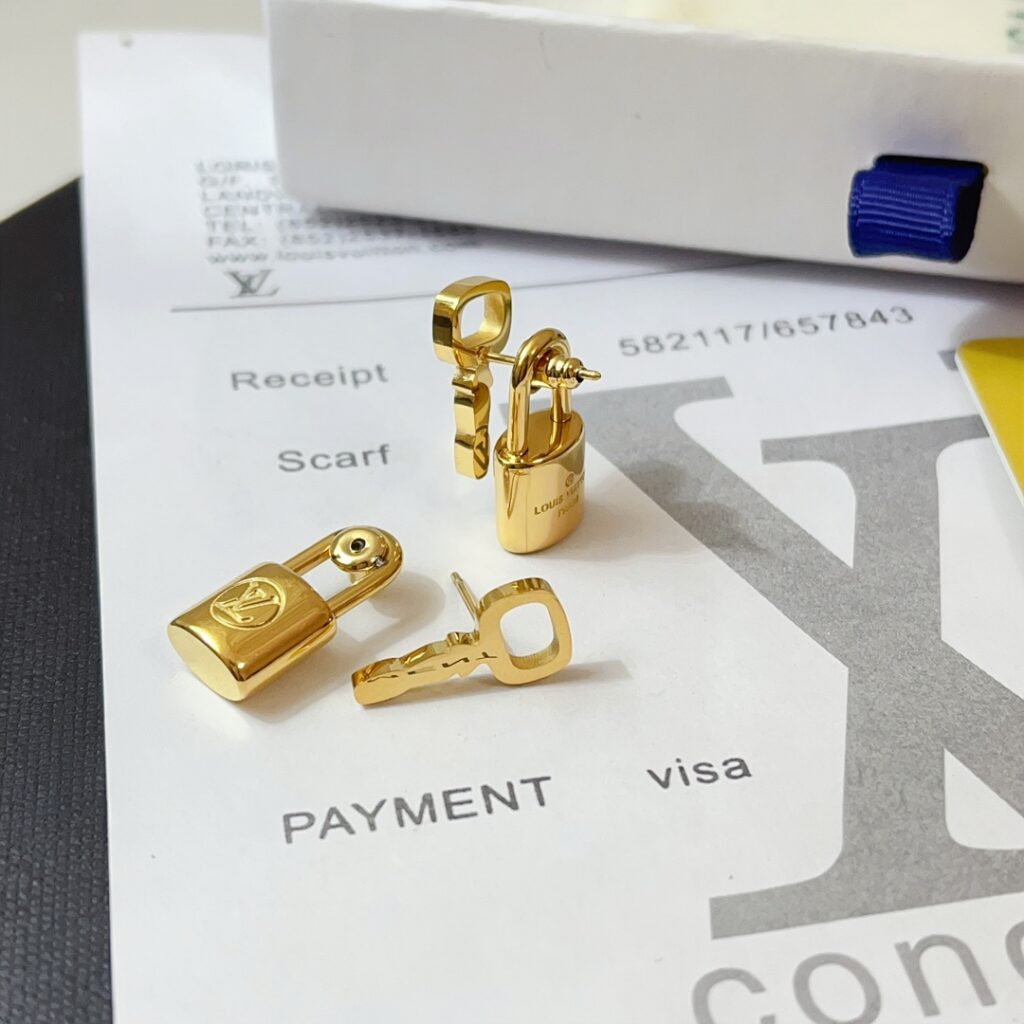 Designer Ring editorial product context 3