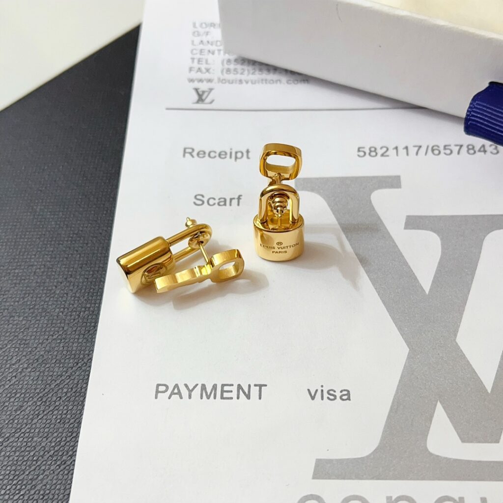 Designer Ring editorial product context 1