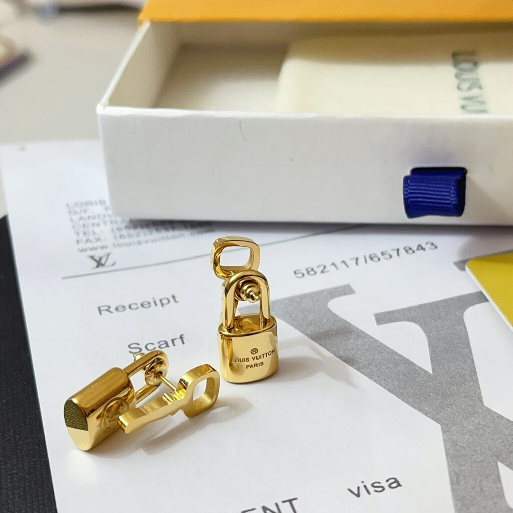 Designer Ring editorial product context 2