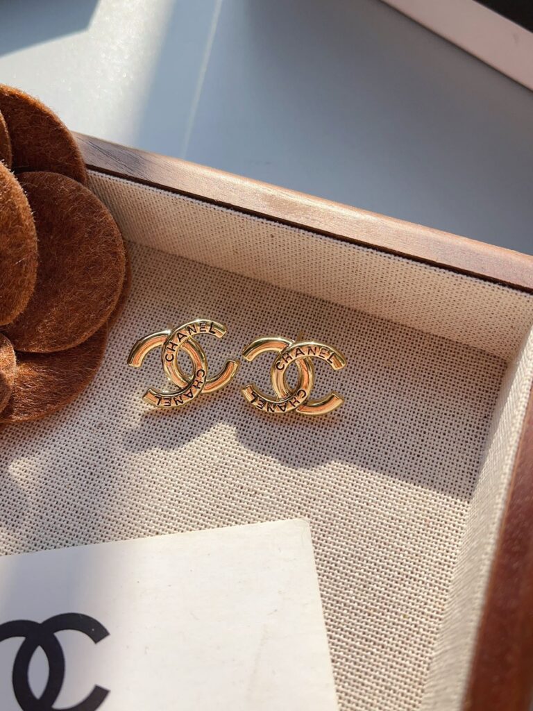 Designer Ring editorial product context 3