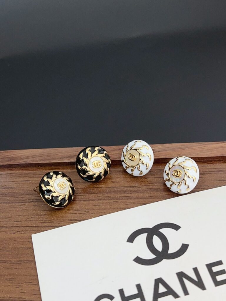 Designer Ring editorial product context 3