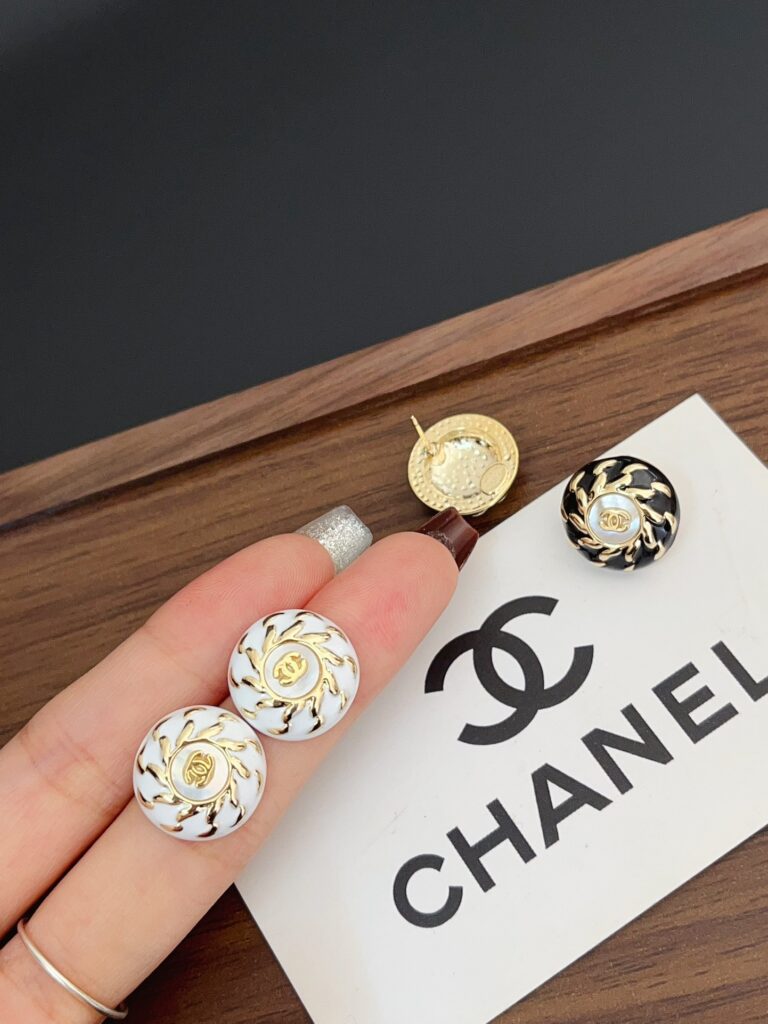 Designer Ring editorial product context 2