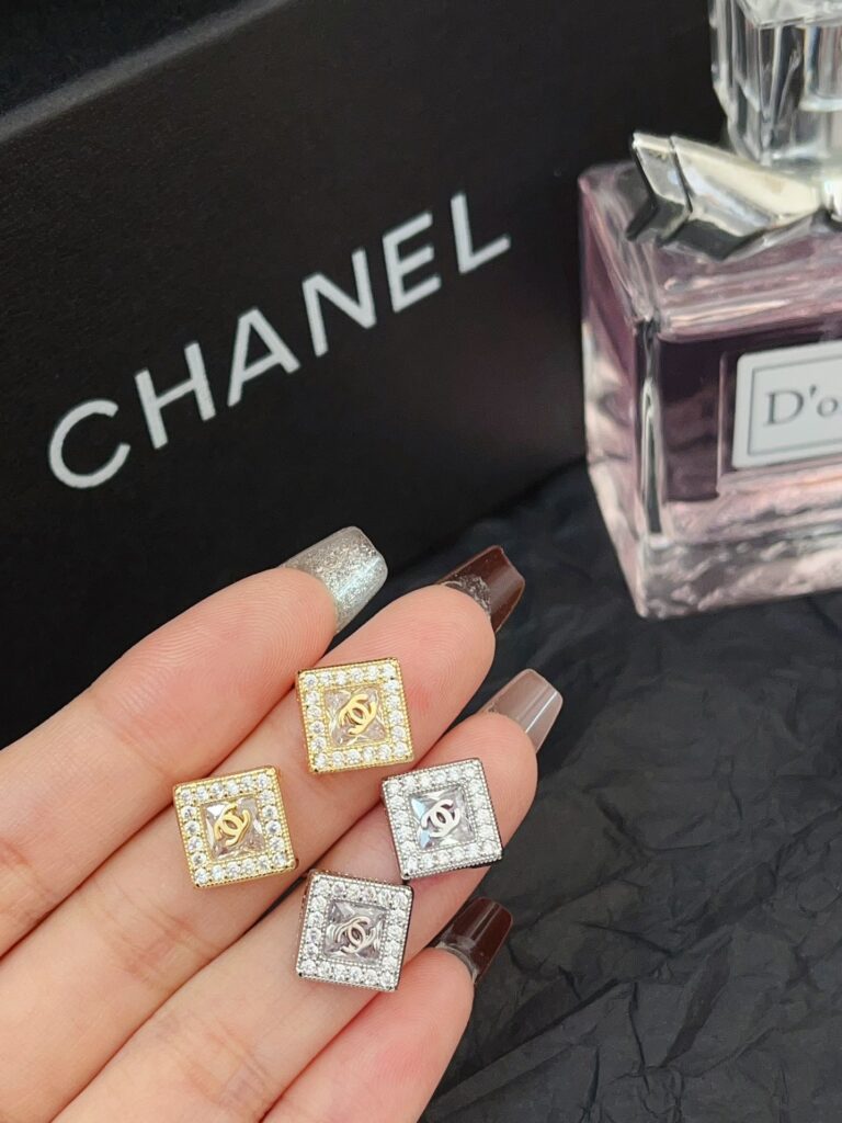Designer Ring editorial product context 3