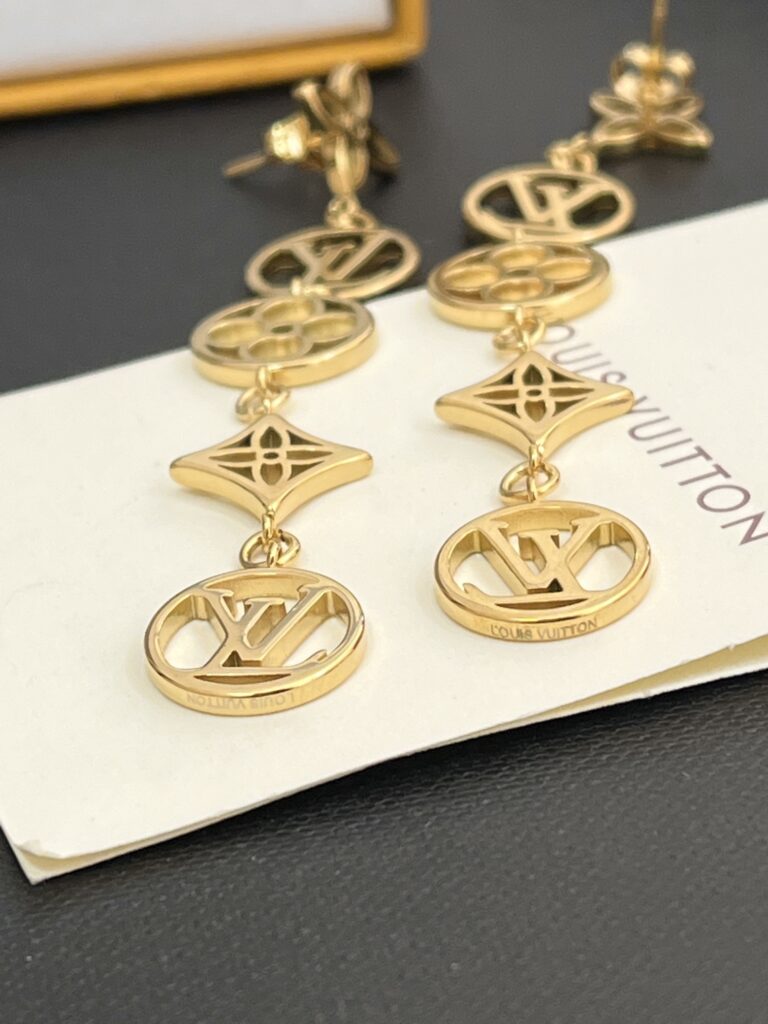 Designer Ring editorial product context 3
