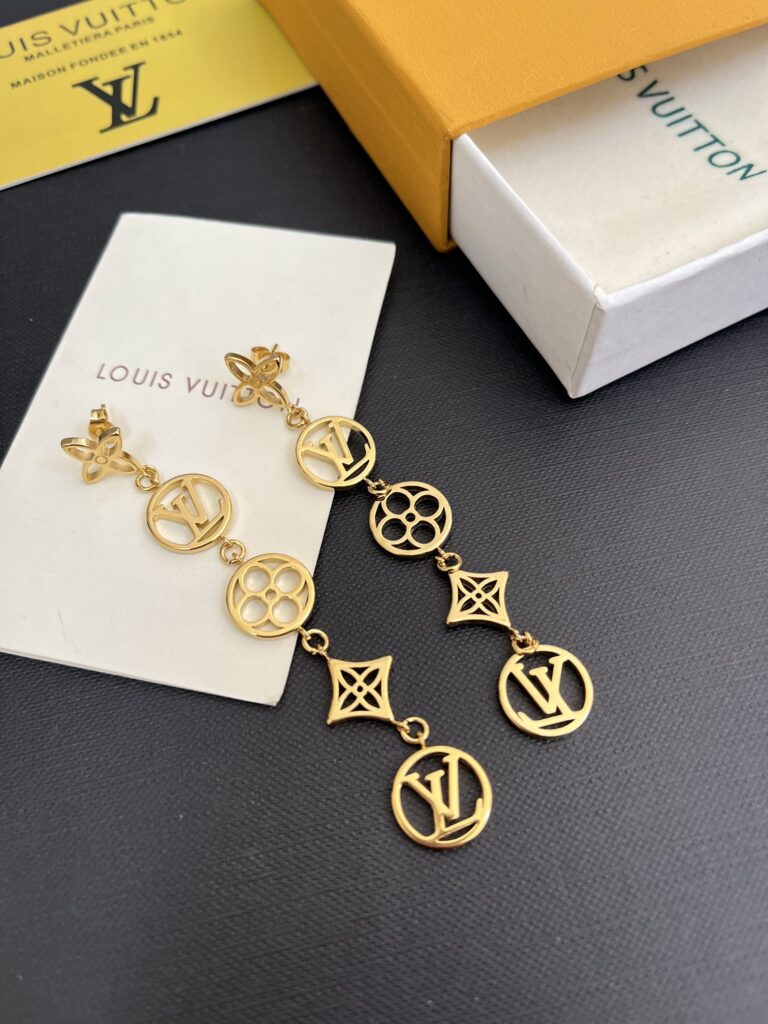 Designer Ring editorial product context 2