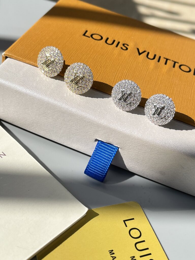 Designer Ring editorial product context 3