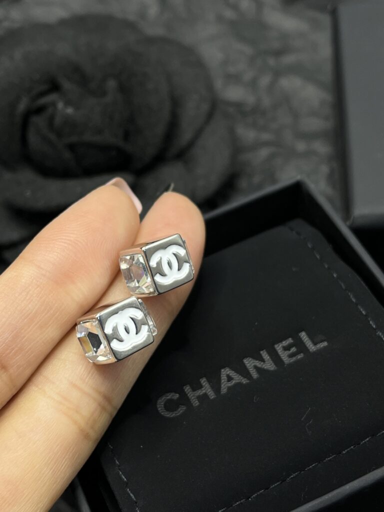 Designer Ring editorial product context 3