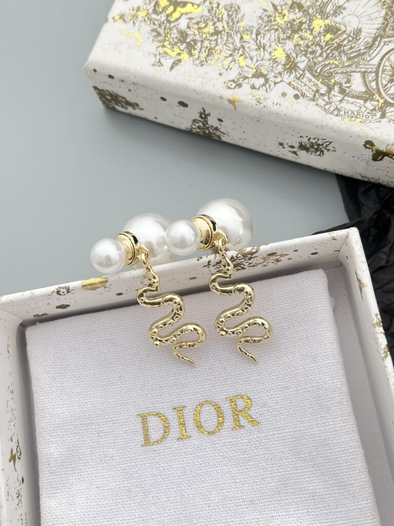 Designer Ring editorial product context 3