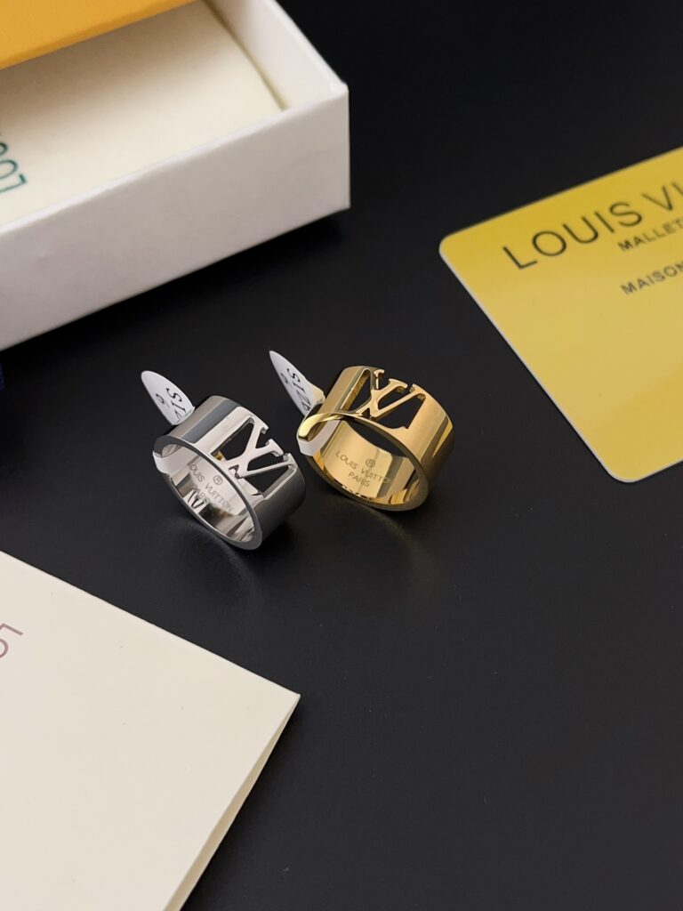 Designer J112 Ring editorial product context 3