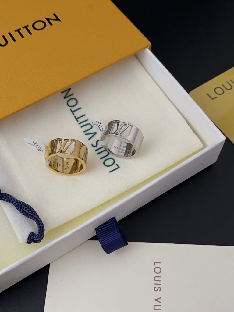 Designer J112 Ring editorial product context 2