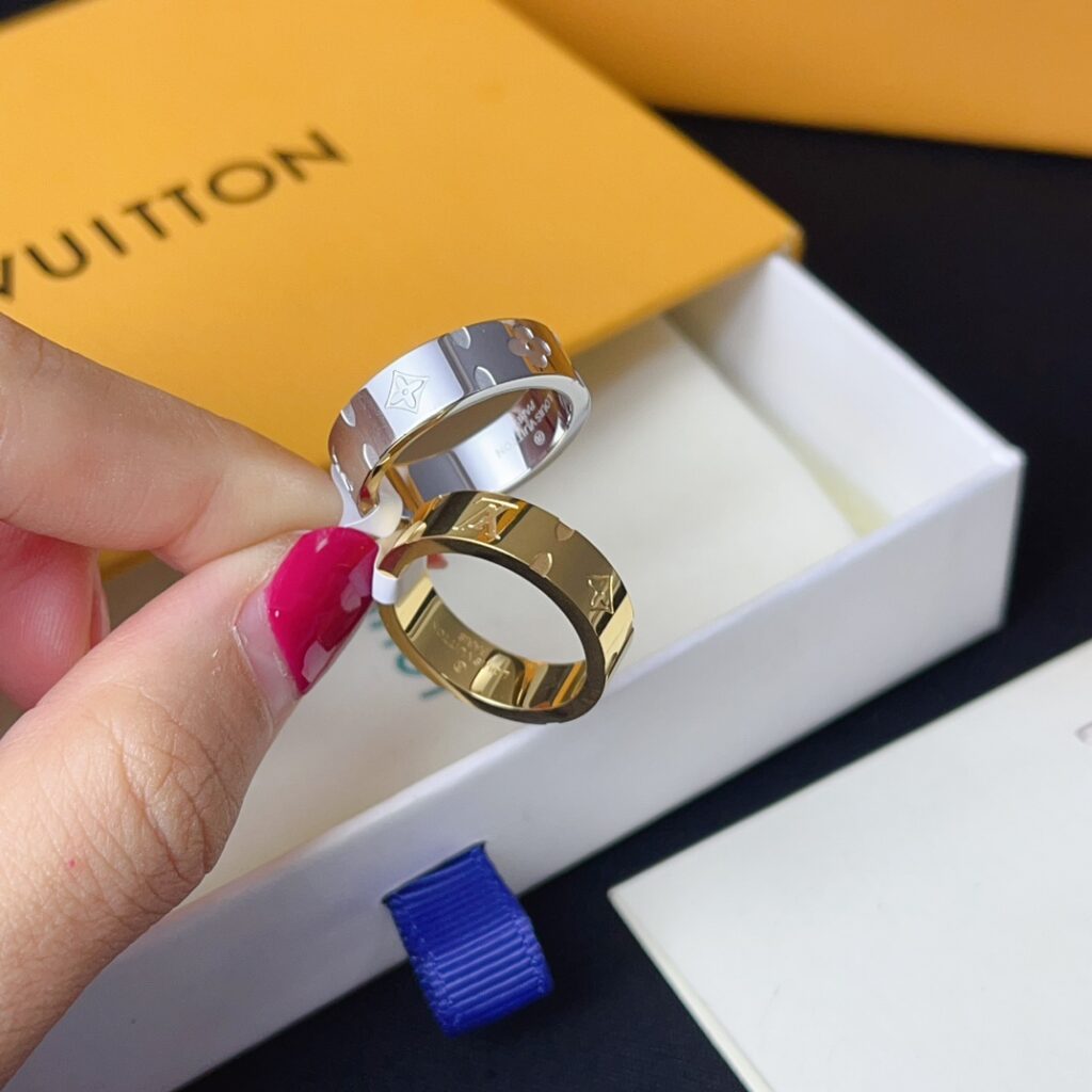 Designer J116 Ring editorial product context 1
