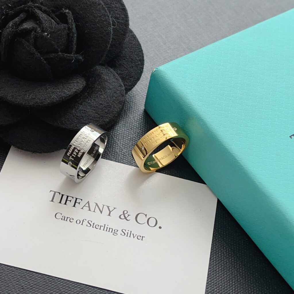 Designer J121 Ring editorial product context 1