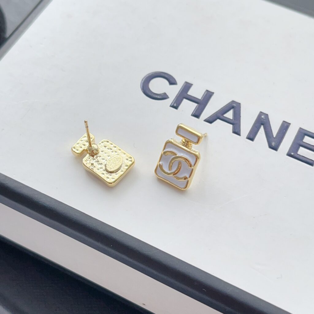 Designer Ring editorial product context 3