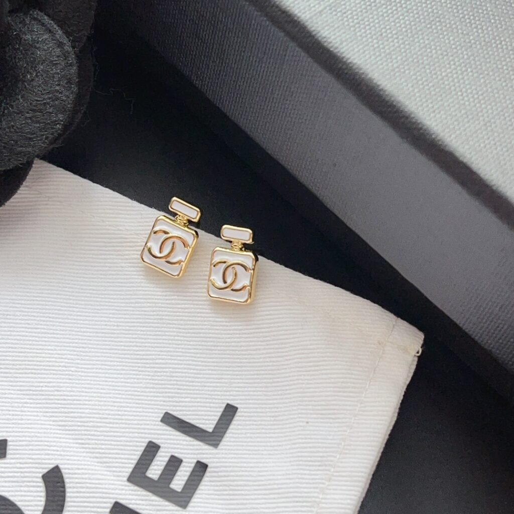 Designer Ring editorial product context 2