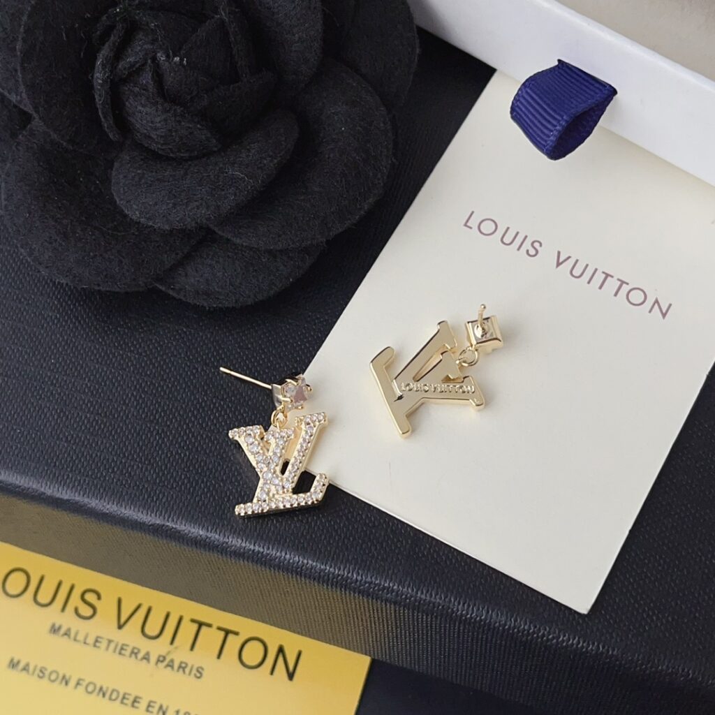 Designer Ring editorial product context 3