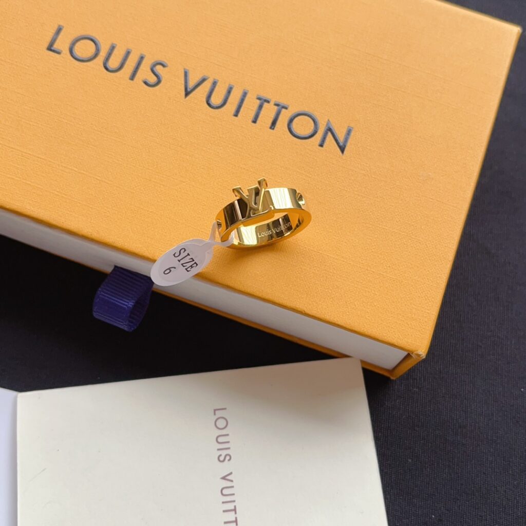 Designer J126 Ring editorial product context 3