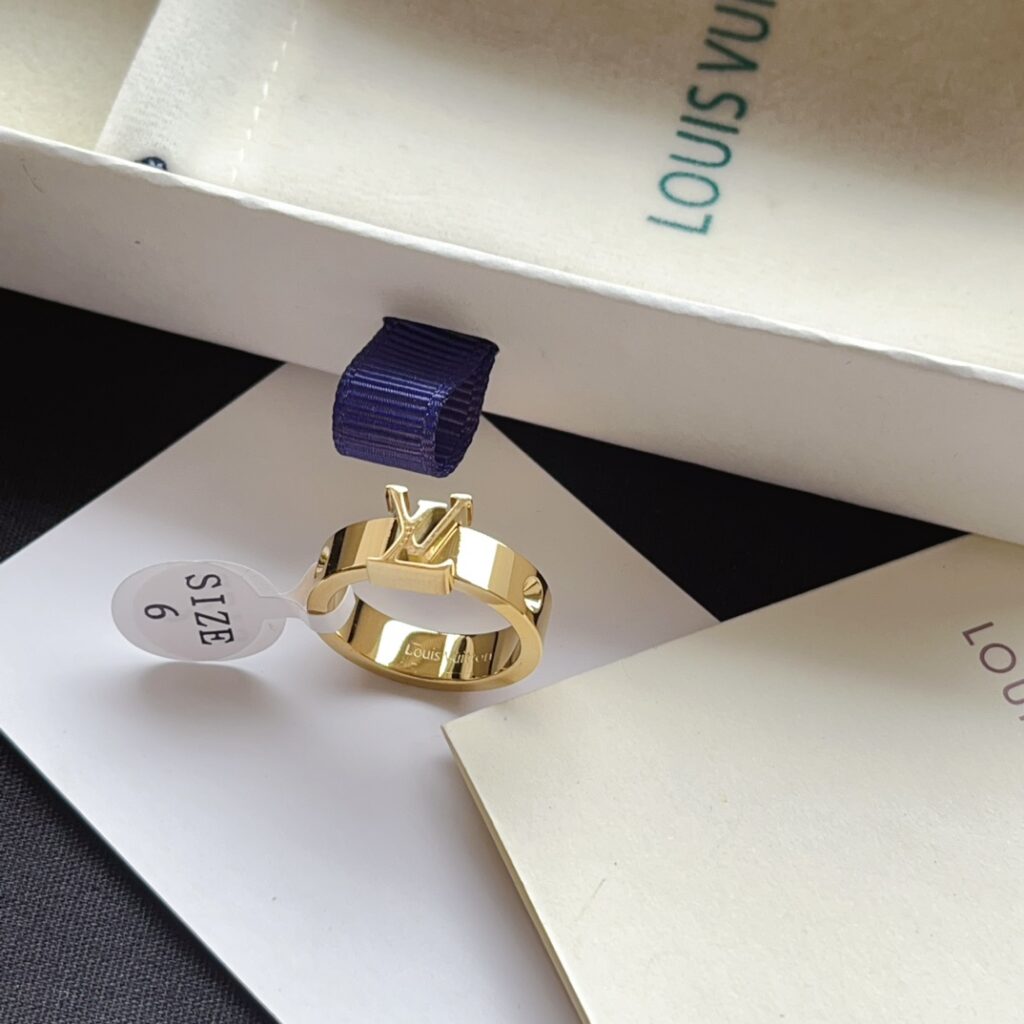 Designer J126 Ring editorial product context 1
