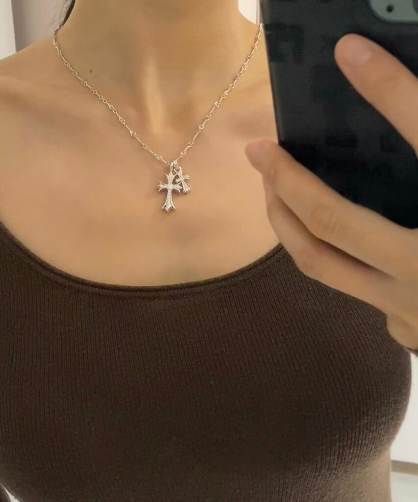 Pendant Necklace editorial product context 1