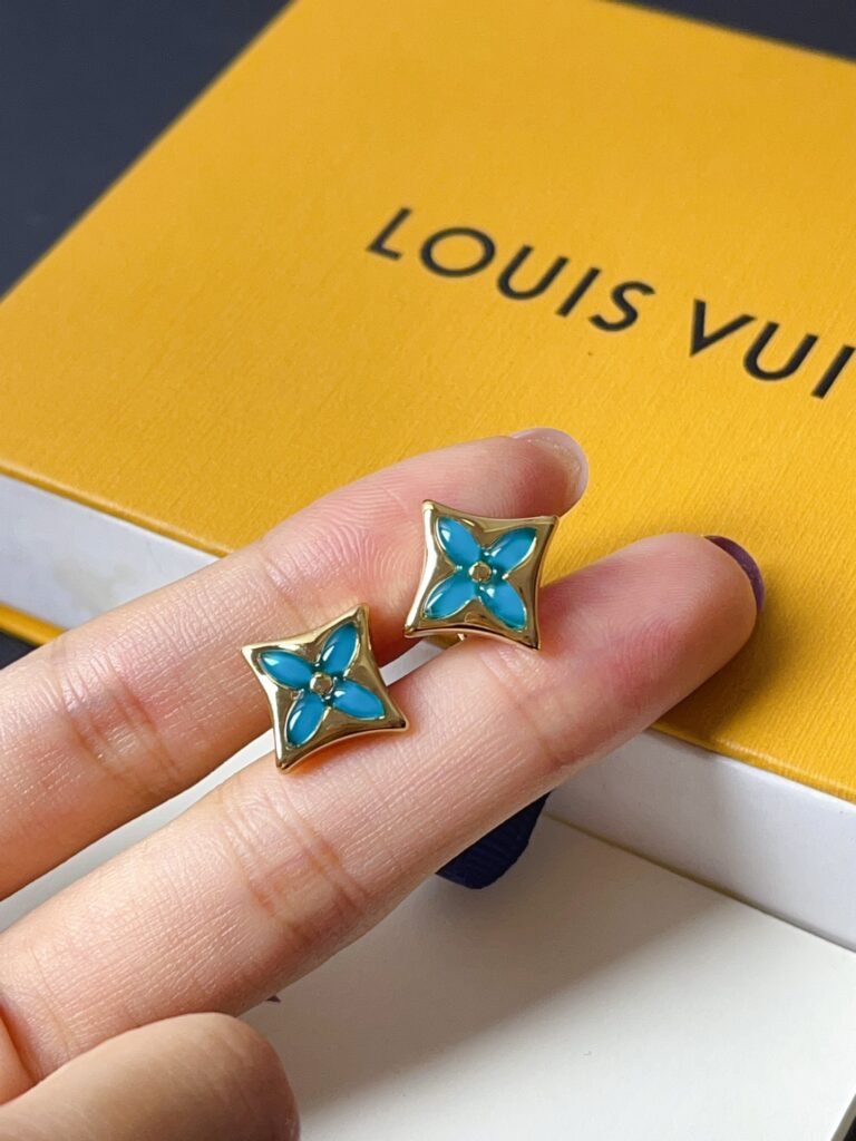 Designer Ring editorial product context 1