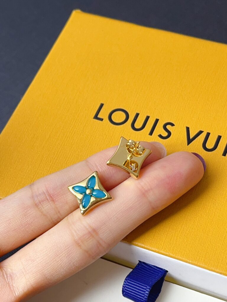 Designer Ring editorial product context 3