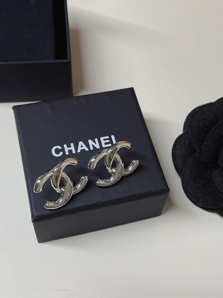 Designer Ring editorial product context 3