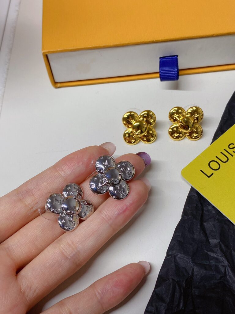 Designer Ring editorial product context 1