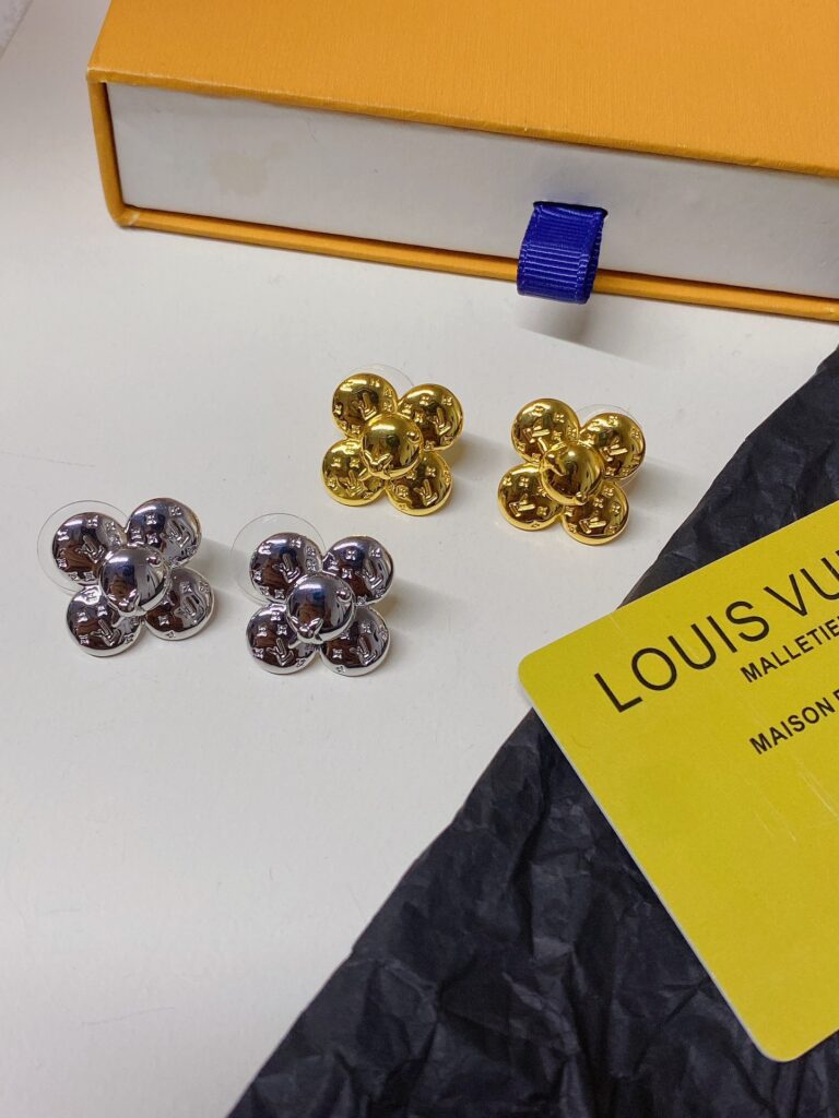 Designer Ring editorial product context 3