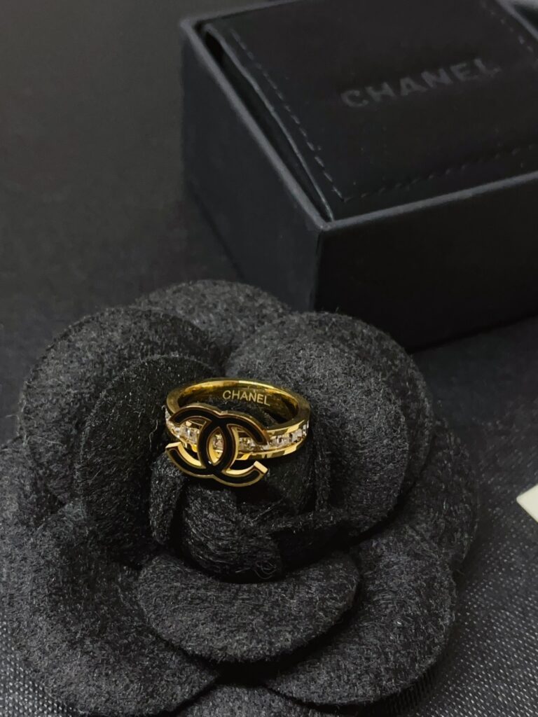 Designer J135 Ring editorial product context 3