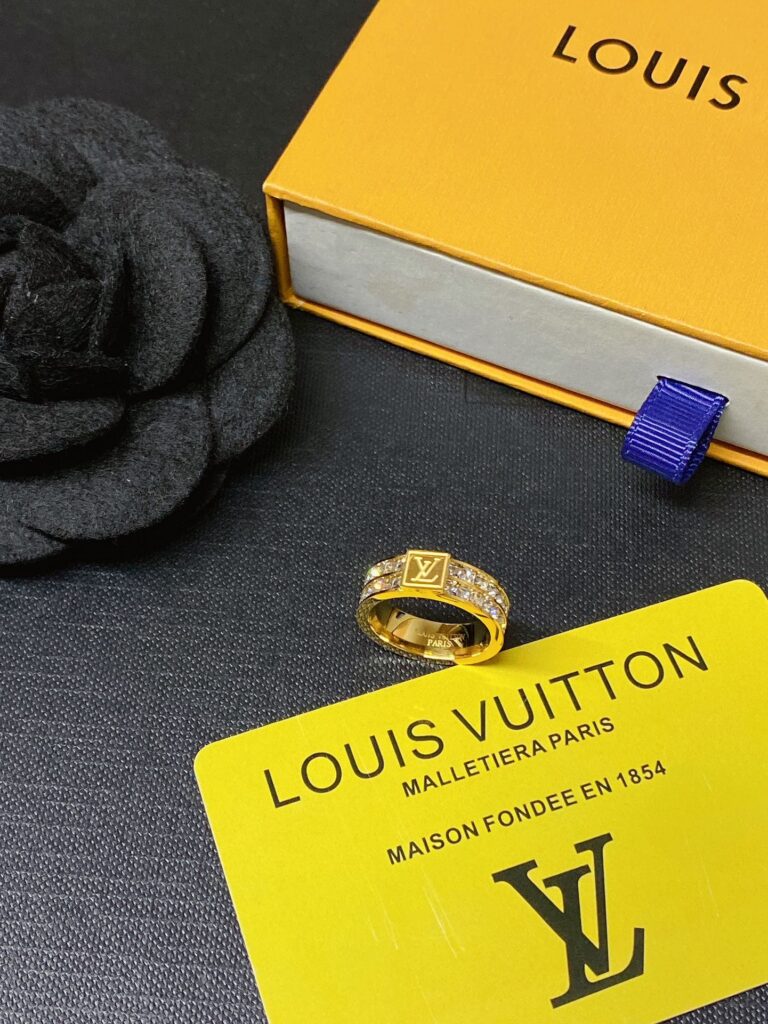Designer J138 Ring editorial product context 3