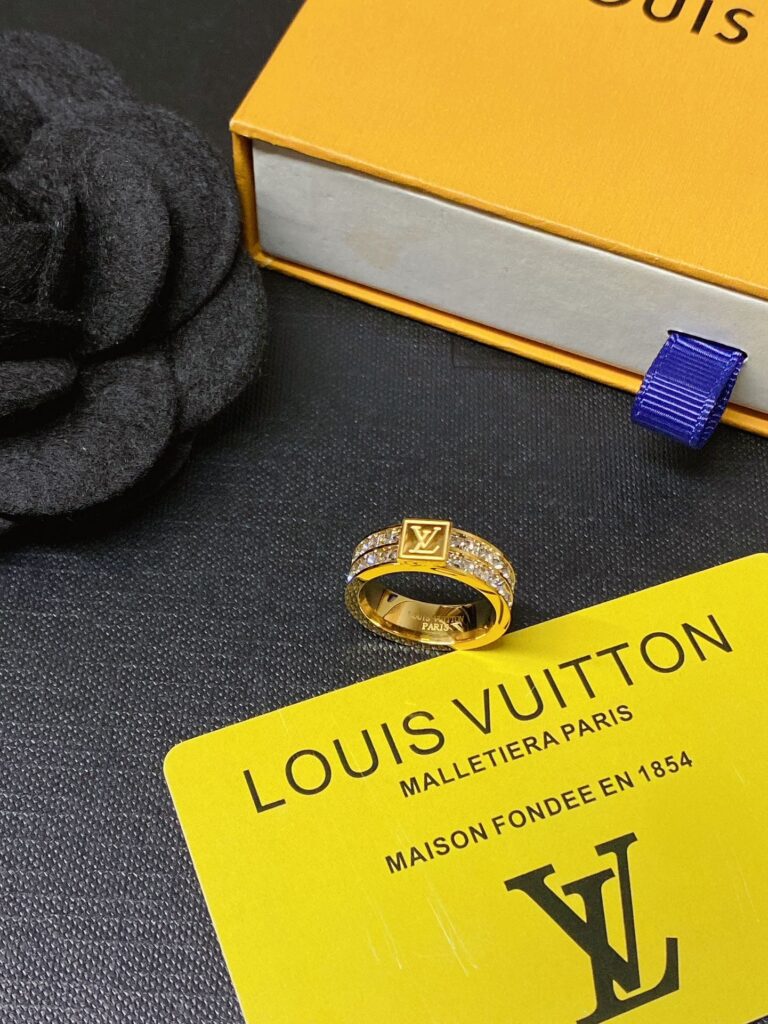 Designer J138 Ring editorial product context 2