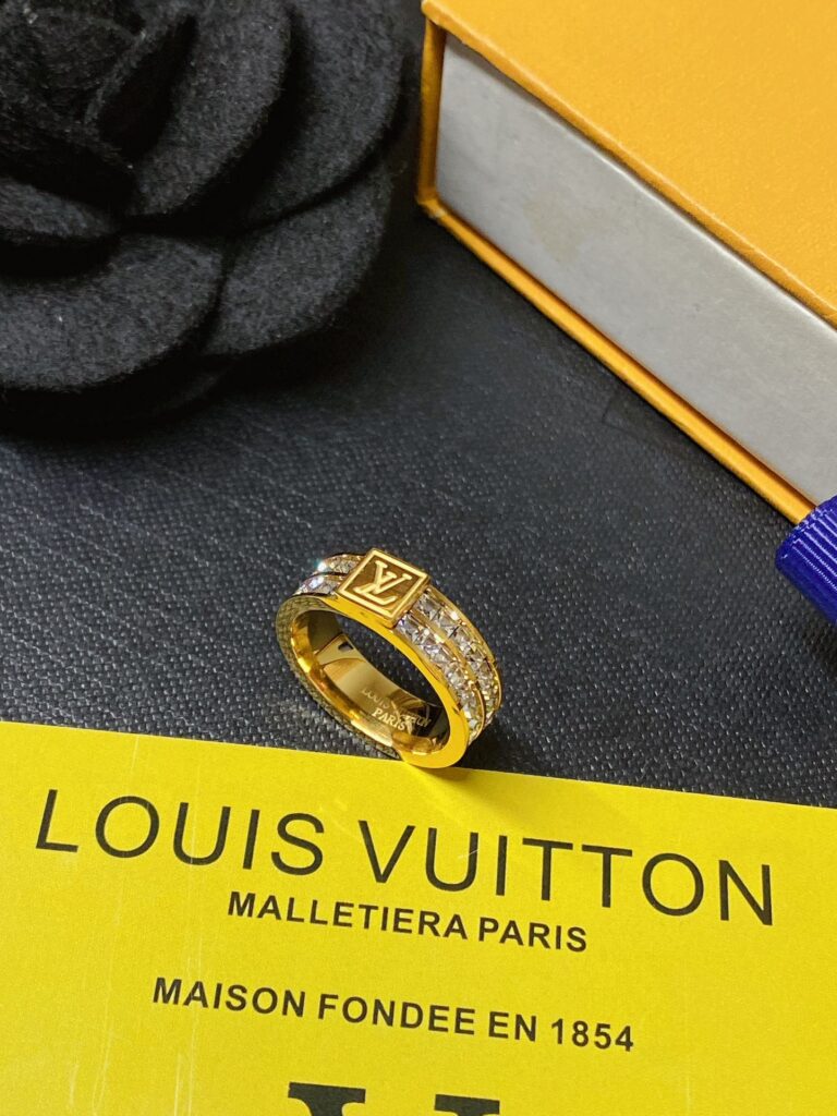 Designer J138 Ring editorial product context 1