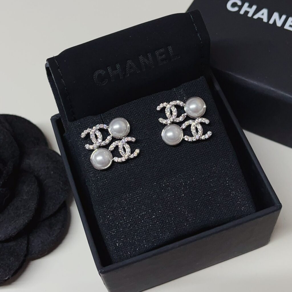 Designer Ring editorial product context 1