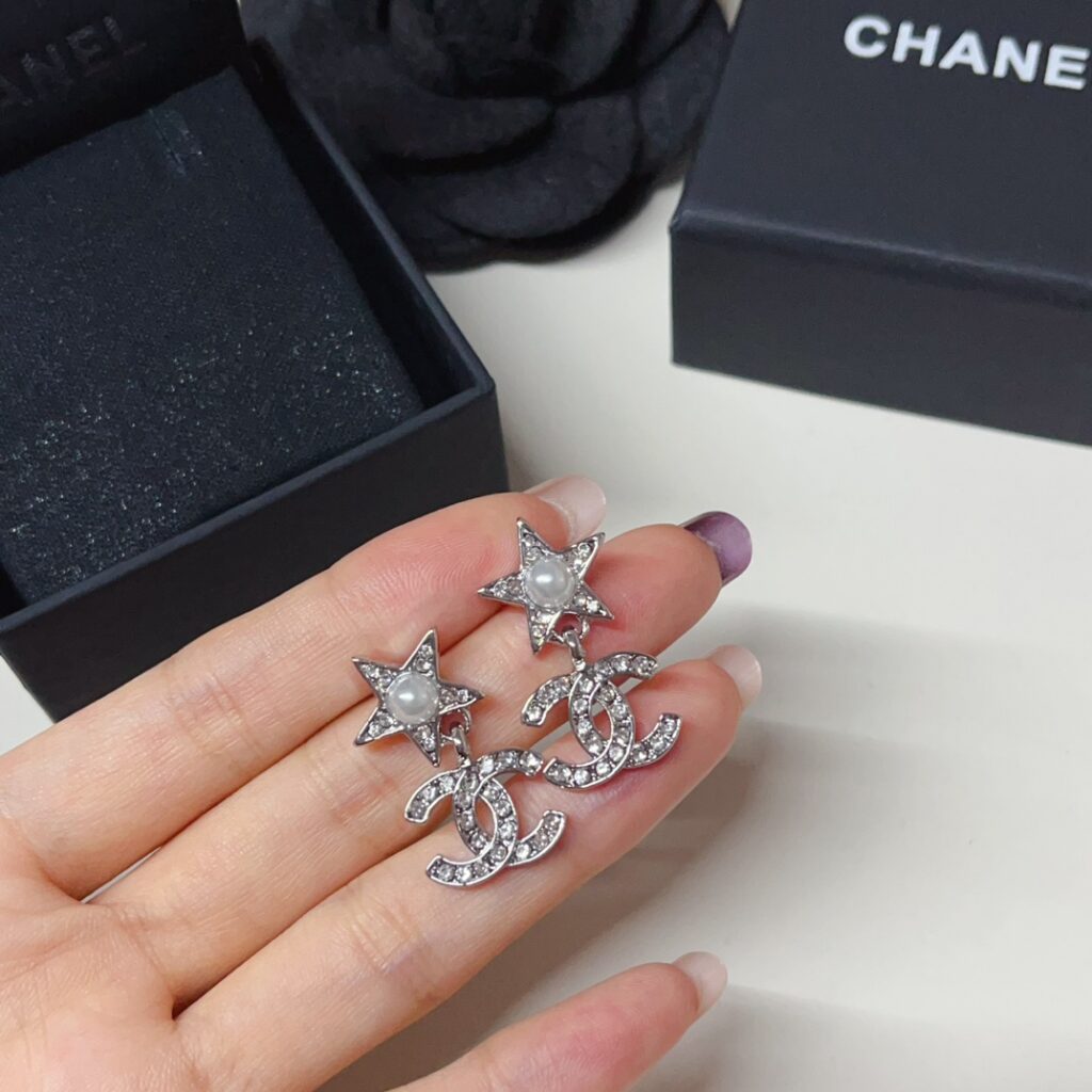 Designer Ring editorial product context 2