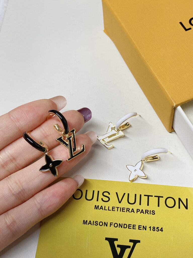 Designer Ring editorial product context 3