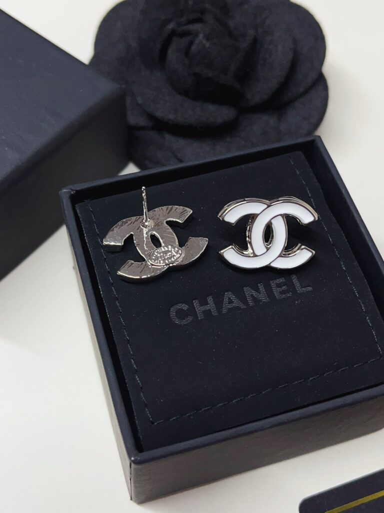 Designer Ring editorial product context 2
