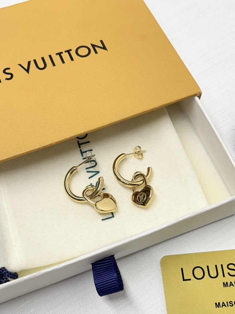 Designer Ring editorial product context 2