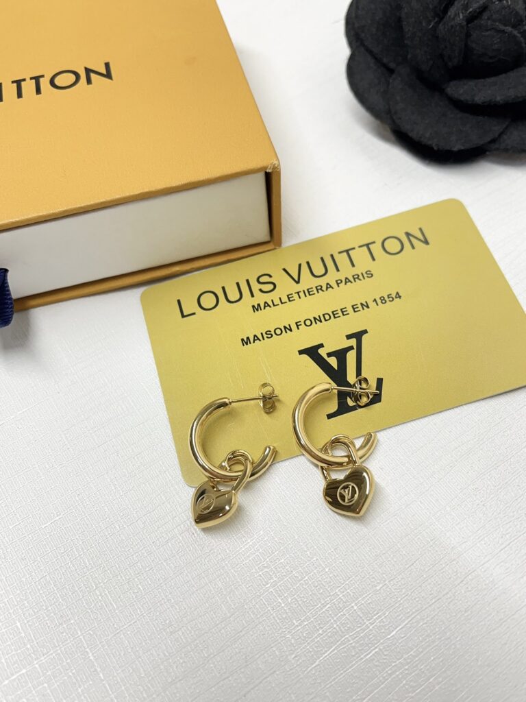 Designer Ring editorial product context 3
