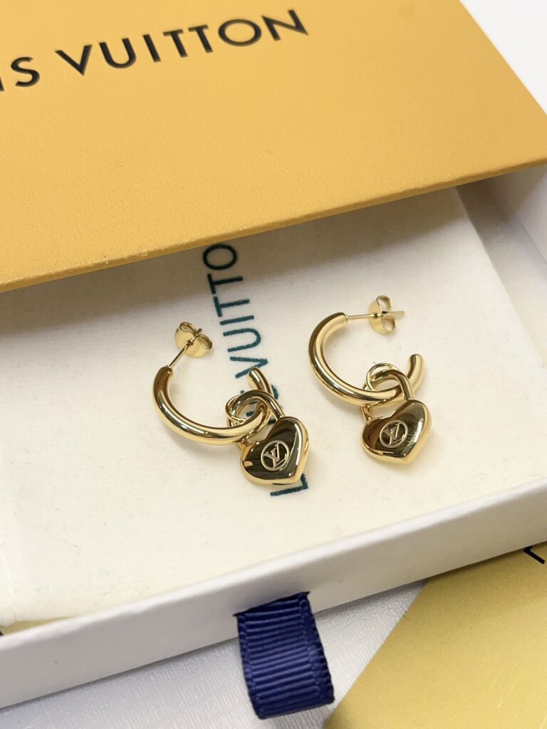 Designer Ring editorial product context 1