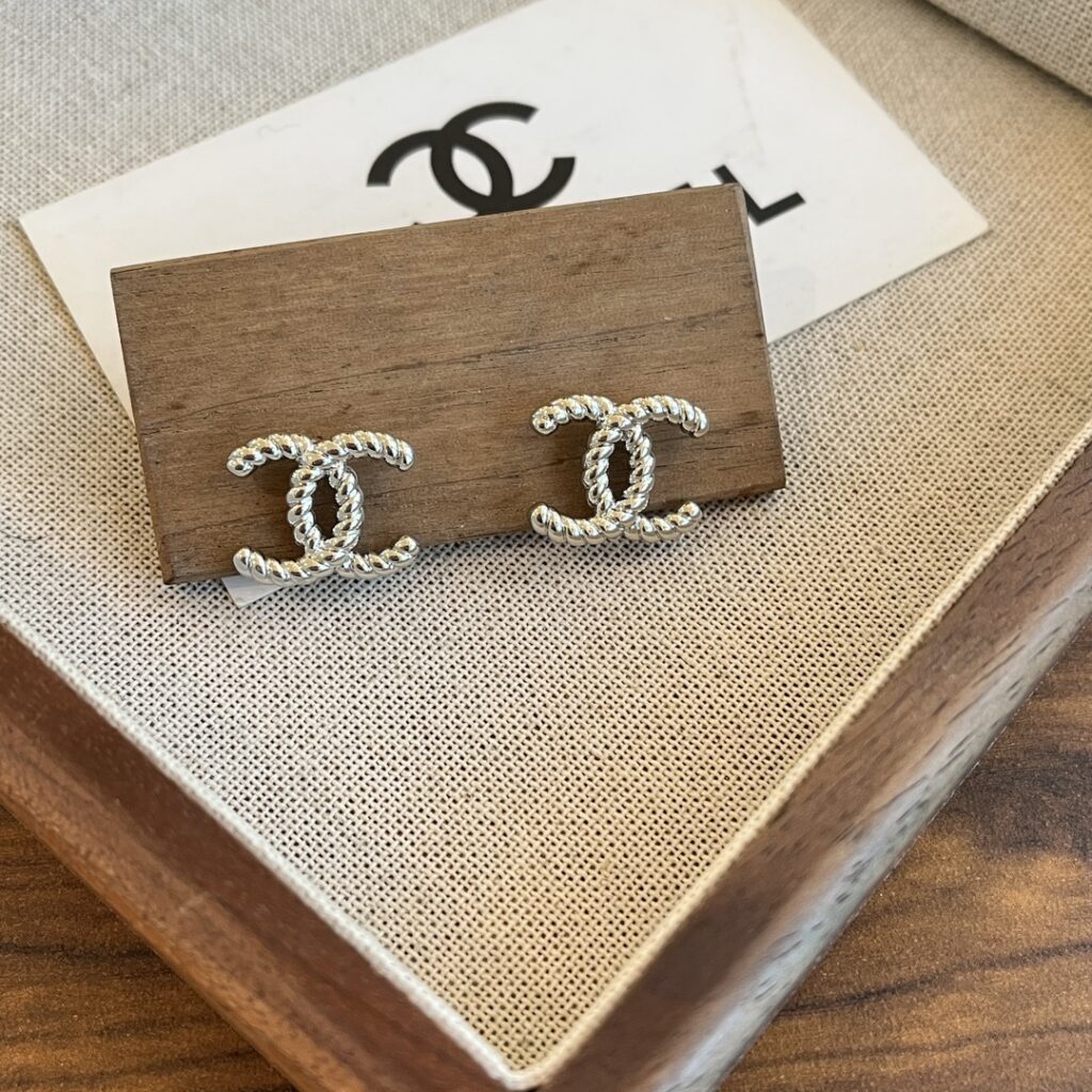 Designer Ring editorial product context 1