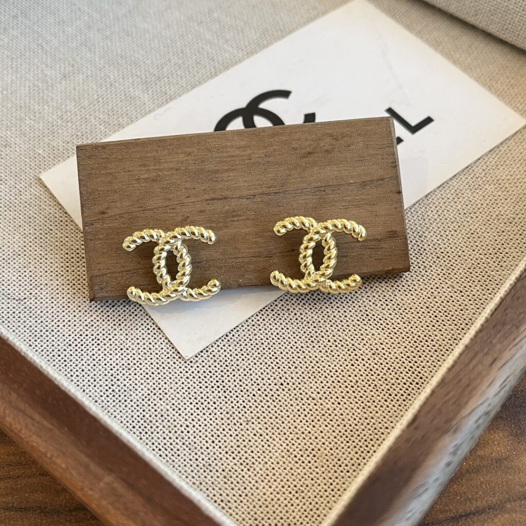 Designer Ring editorial product context 3