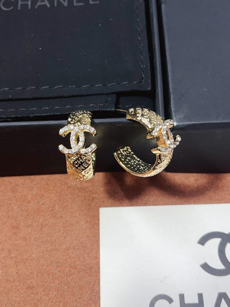 Designer Ring editorial product context 2