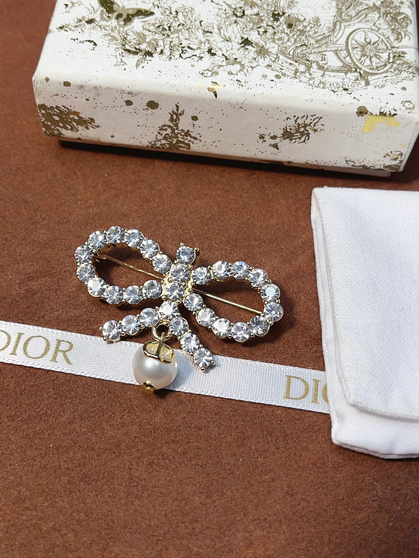 Luxury D189 Brooch