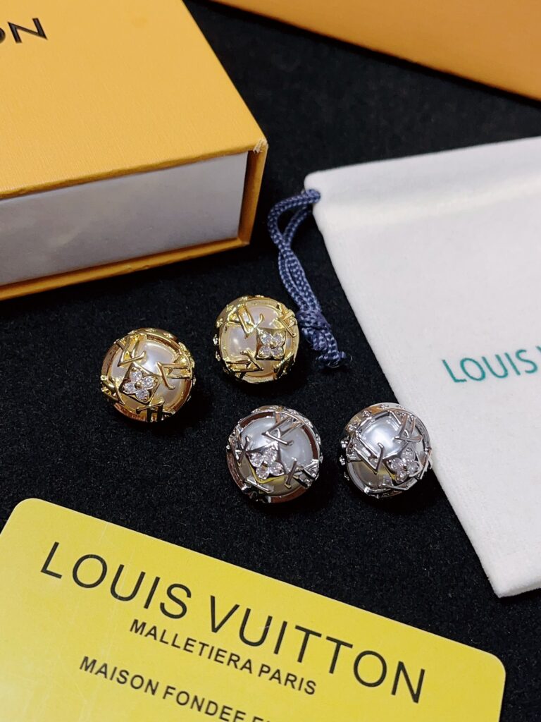 Designer Ring editorial product context 2