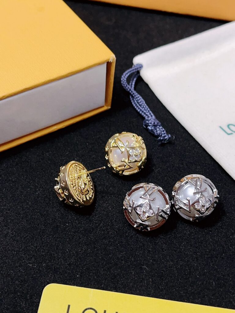 Designer Ring editorial product context 1