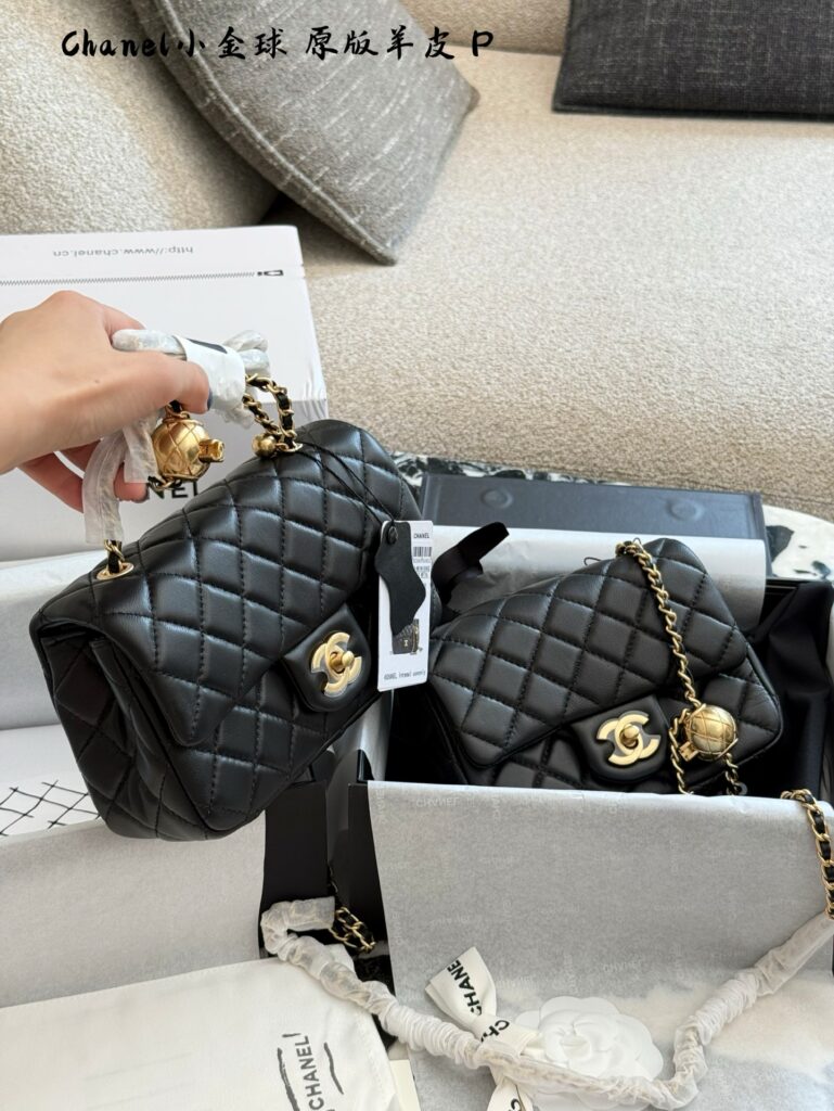 Chanel P205p210 Cm20cm White Leather Bag 17 cm editorial product context 1