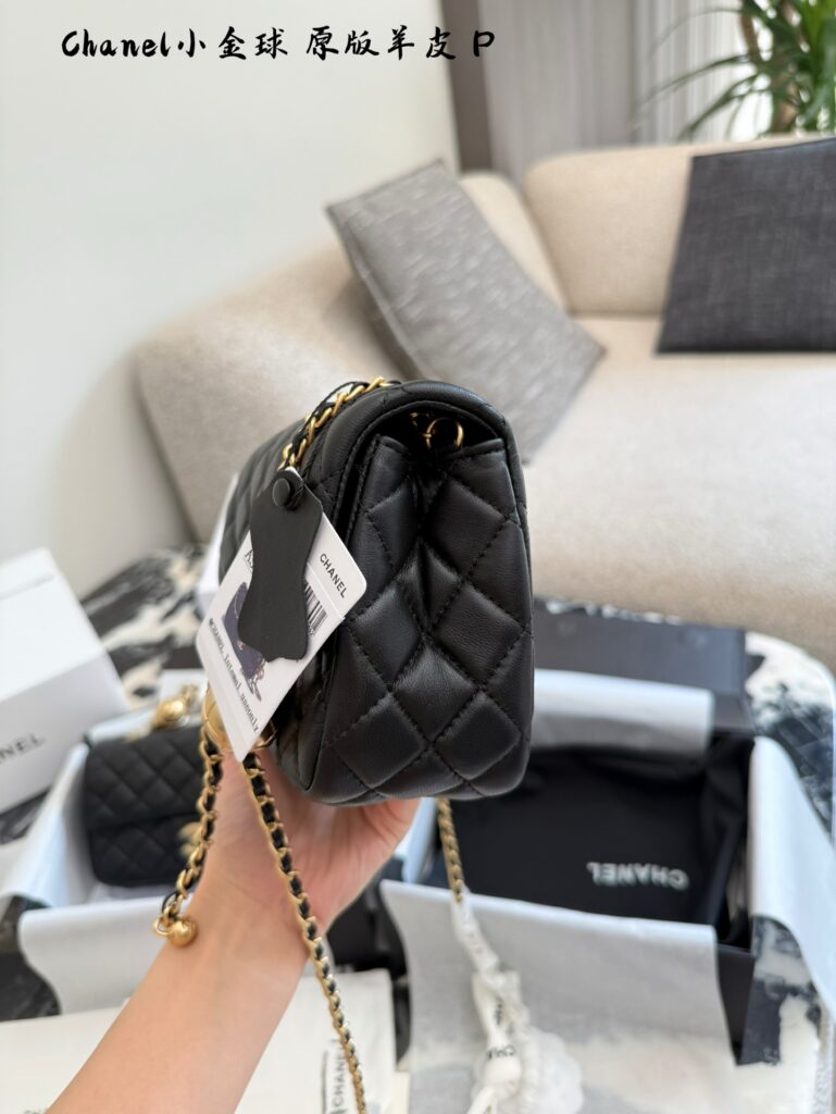 Chanel P205p210 Cm20cm White Leather Bag 17 cm editorial product context 3