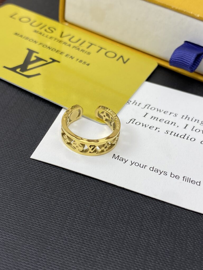 Designer J147 Ring editorial product context 1