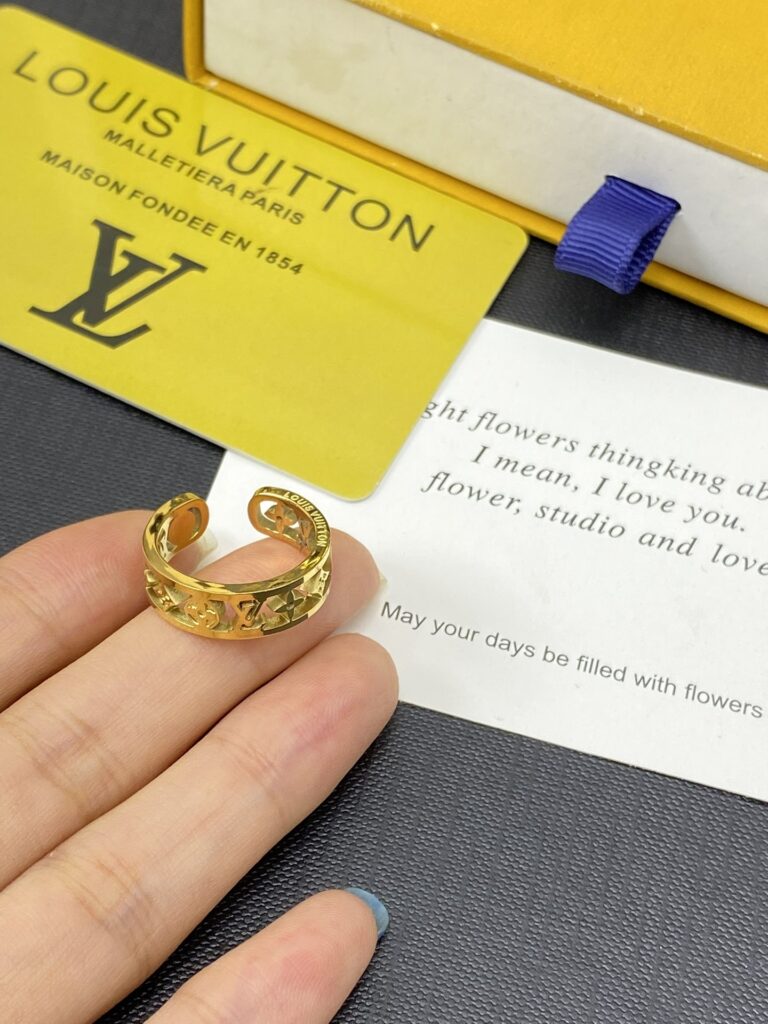 Designer J147 Ring editorial product context 2