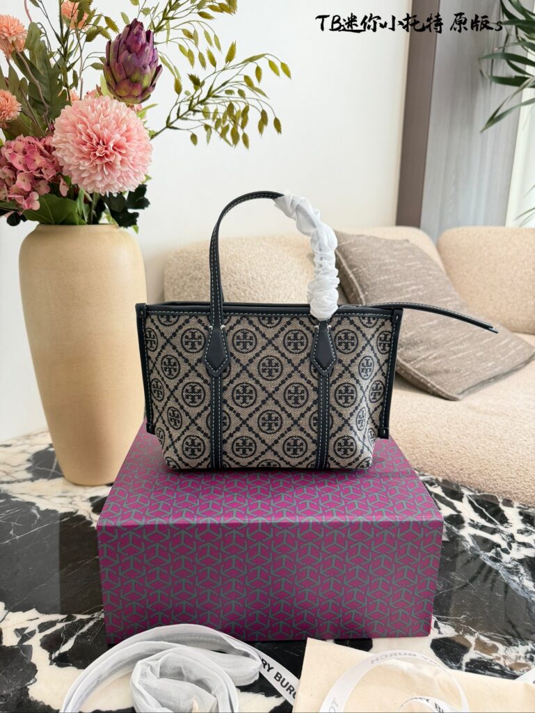 Tory Burch p165 Toryburch 20 Tote Bag 20 cm editorial product context 1