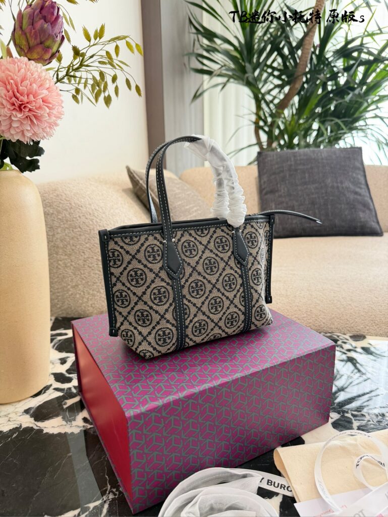 Tory Burch p165 Toryburch 20 Tote Bag 20 cm editorial product context 2